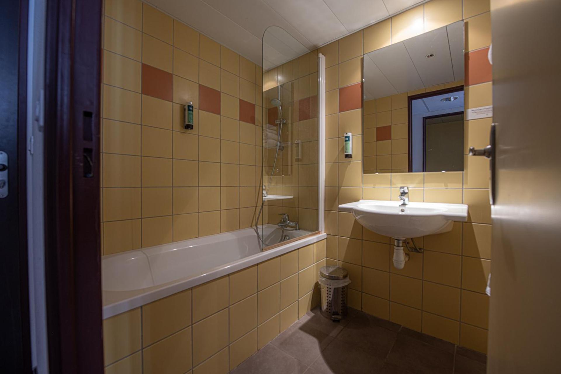 Logis Hotel Le Commerce 나바렝스 외부 사진