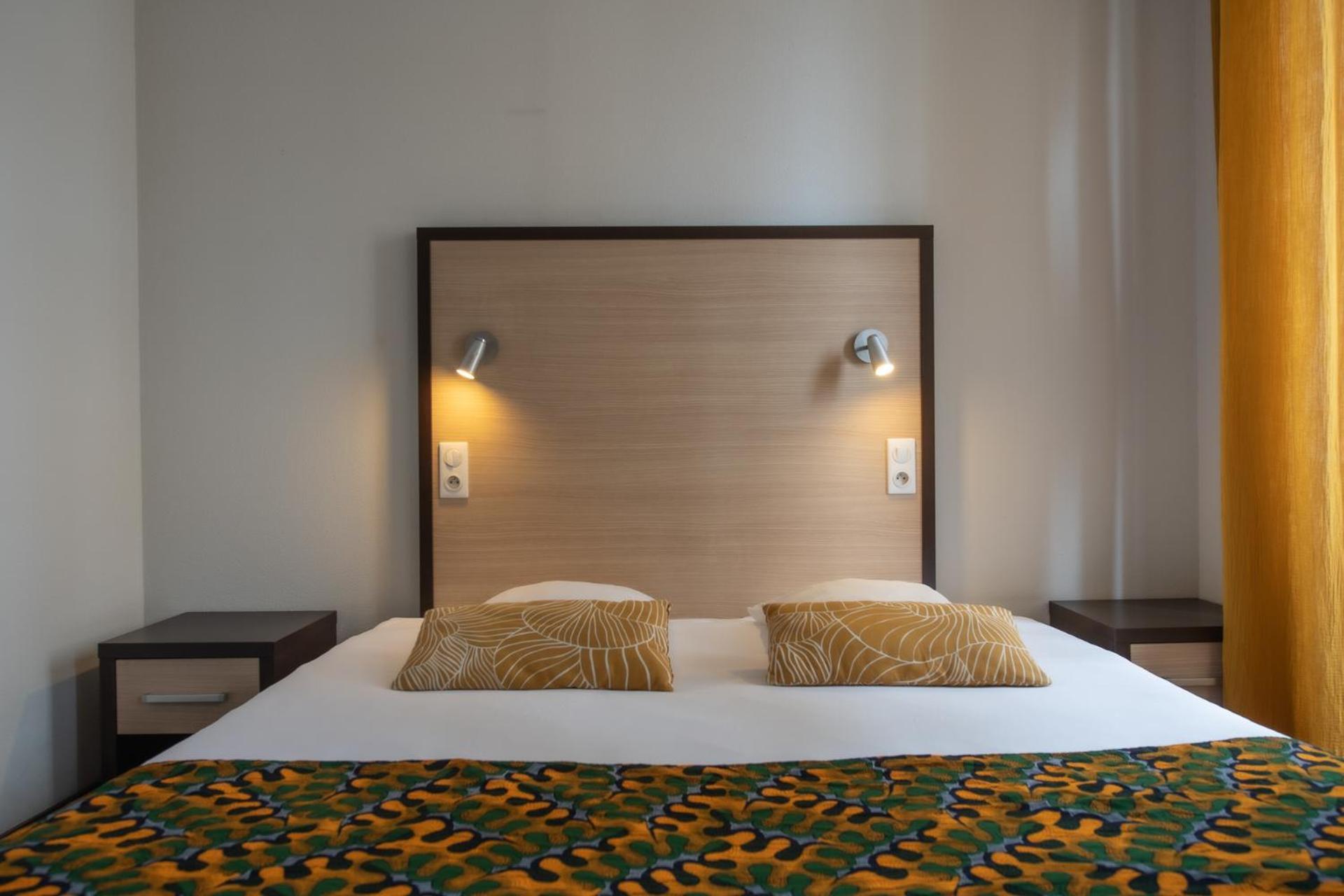 Logis Hotel Le Commerce 나바렝스 외부 사진